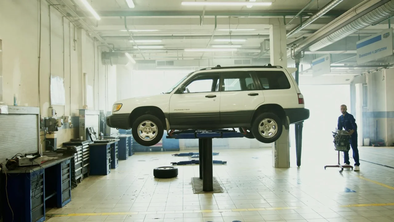 Professional Mechanic Car Workshop